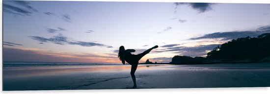 Dibond - Dansend mens op het Strand - 120x40 cm Foto op Aluminium (Met Ophangsysteem)