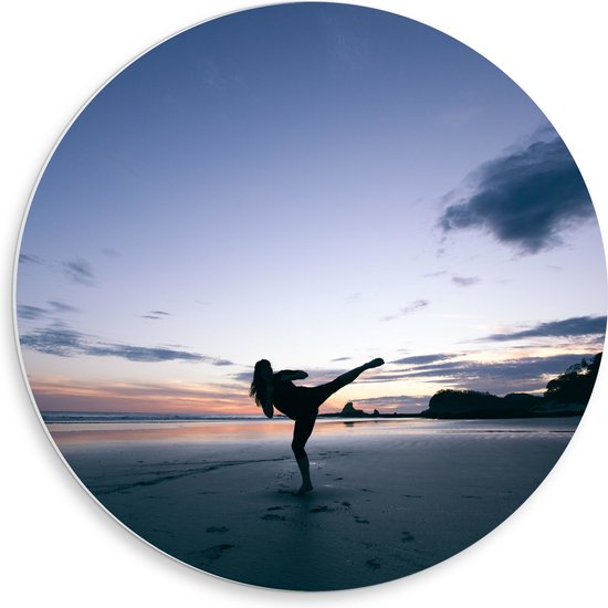 PVC Schuimplaat Muurcirkel - Dansend mens op het Strand - 50x50 cm Foto op Muurcirkel (met ophangsysteem)