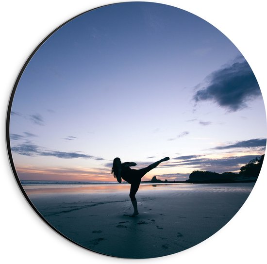 Dibond Muurcirkel - Dansend mens op het Strand - 20x20 cm Foto op Aluminium Muurcirkel (met ophangsysteem)