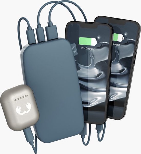 Blauwe powerbank van 18000 mAh laadt drie iPhones en een draadloze oortelefoon op. Toont de 2x USB-C en 1x USB-A poorten.