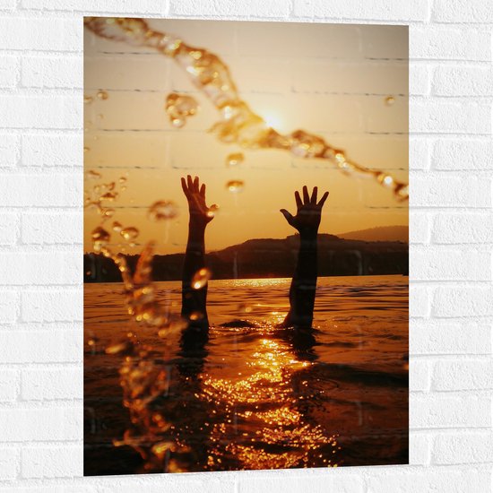 Muursticker - Handen boven Water in een Meer - 60x90 cm Foto op Muursticker