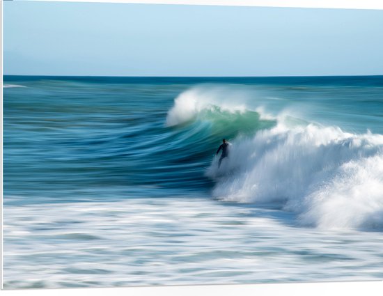 WallClassics - PVC Schuimplaat- Surfer over Razende Golven op Zee - 100x75 cm Foto op PVC Schuimplaat