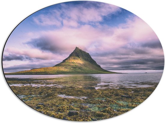 Dibond Ovaal - Kirkjufell Berg - IJsland - 56x42 cm Foto op Ovaal (Met Ophangsysteem)