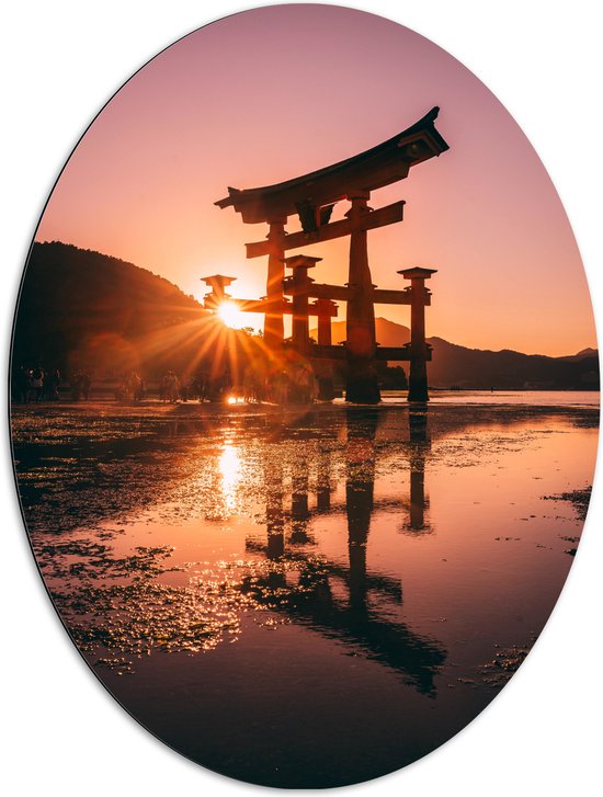Dibond Ovaal - Ondergaande Zon - Itsukushima Shrine Japan - 72x96 cm Foto op Ovaal (Met Ophangsysteem)