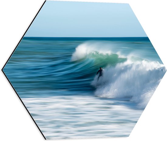 WallClassics - Dibond Hexagon - Surfer over Razende Golven op Zee - 50x43.5 cm Foto op Hexagon (Met Ophangsysteem)