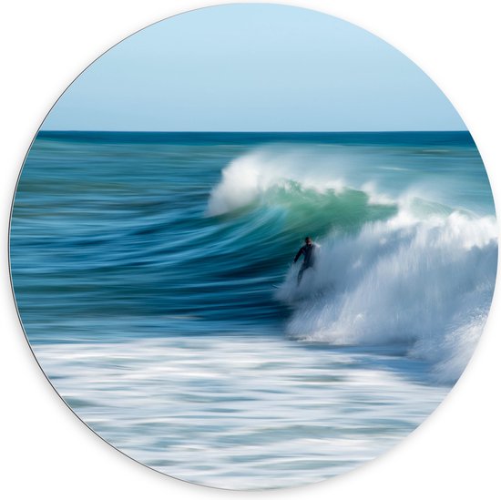 WallClassics - Dibond Muurcirkel - Surfer over Razende Golven op Zee - 100x100 cm Foto op Aluminium Muurcirkel (met ophangsysteem)