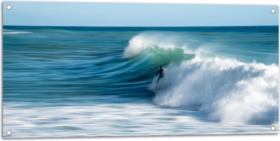 WallClassics - Tuinposter – Surfer over Razende Golven op Zee - 100x50 cm Foto op Tuinposter (wanddecoratie voor buiten en binnen)
