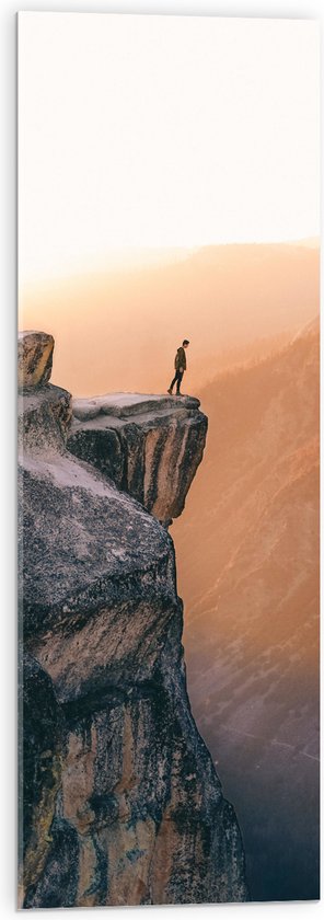 WallClassics - Acrylglas - Man aan de Rand van Hoge Cliff met Zonlicht - 30x90 cm Foto op Acrylglas (Wanddecoratie op Acrylaat)