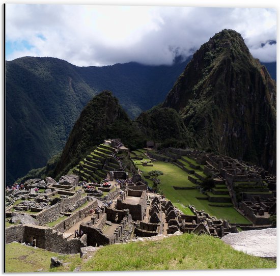 WallClassics - Dibond - Uitzicht o9ver Machu Picchu in Peru - 50x50 cm Foto op Aluminium (Wanddecoratie van metaal)