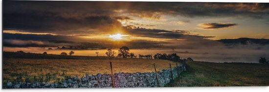 Dibond - Groen Landschap onder Zonsondergang - 90x30 cm Foto op Aluminium (Met Ophangsysteem)