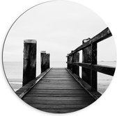 WallClassics - Dibond Muurcirkel - Op de Pier (Zwart/ Wit) - 60x60 cm Foto op Aluminium Muurcirkel (met ophangsysteem)