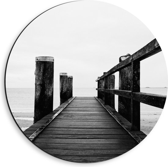 WallClassics - Dibond Muurcirkel - Op de Pier (Zwart/ Wit) - 40x40 cm Foto op Aluminium Muurcirkel (met ophangsysteem)