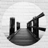 WallClassics - Muursticker Cirkel - Op de Pier (Zwart/ Wit) - 100x100 cm Foto op Muursticker