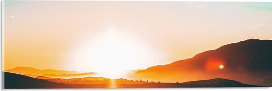 WallClassics - Acrylglas - Oranje Zonsondergang tussen de Bergen - 60x20 cm Foto op Acrylglas (Met Ophangsysteem)