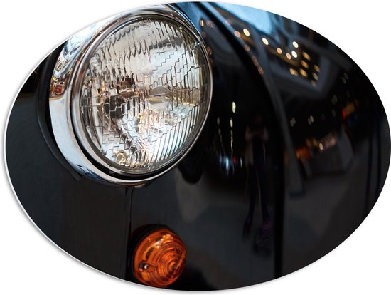 PVC Schuimplaat Ovaal - Close-up van Koplamp van Zwarte Auto - 68x51 cm Foto op Ovaal (Met Ophangsysteem)