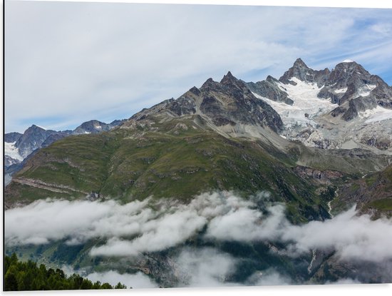 Dibond - Wolken bij de Top van de Berg - 80x60 cm Foto op Aluminium (Met Ophangsysteem)