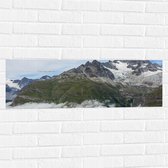 Muursticker - Wolken bij de Top van de Berg - 90x30 cm Foto op Muursticker
