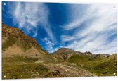 Tuinposter – Sluier Bewoling boven Groene Bergen - 120x80 cm Foto op Tuinposter (wanddecoratie voor buiten en binnen)