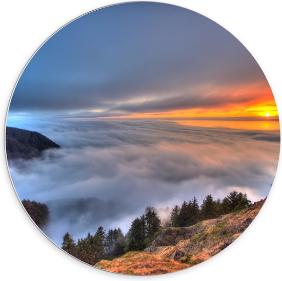 WallClassics - PVC Schuimplaat Muurcirkel - Zonsondergang boven de Wolken bij Berg - 70x70 cm Foto op Muurcirkel (met ophangsysteem)