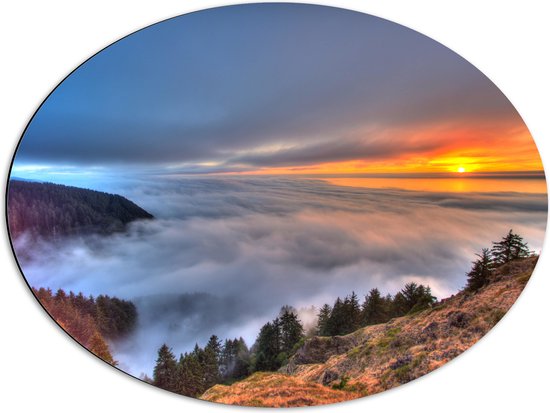 WallClassics - Dibond Ovaal - Zonsondergang boven de Wolken bij Berg - 68x51 cm Foto op Ovaal (Met Ophangsysteem)