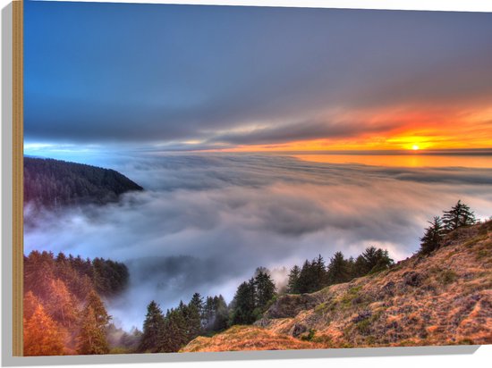 WallClassics - Hout - Zonsondergang boven de Wolken bij Berg - 80x60 cm - 9 mm dik - Foto op Hout (Met Ophangsysteem)