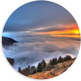 WallClassics - PVC Schuimplaat Muurcirkel - Zonsondergang boven de Wolken bij Berg - 60x60 cm Foto op Muurcirkel (met ophangsysteem)
