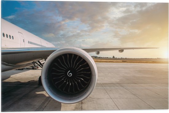 Vlag - Motor van Wit Vliegtuig op Vliegveld - 60x40 cm Foto op Polyester Vlag