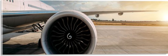Acrylglas - Motor van Wit Vliegtuig op Vliegveld - 60x20 cm Foto op Acrylglas (Wanddecoratie op Acrylaat)