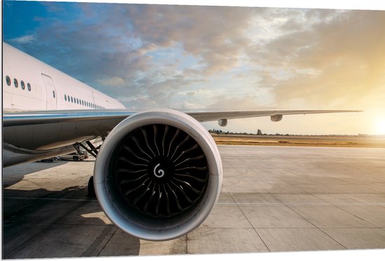 Dibond - Motor van Wit Vliegtuig op Vliegveld - 120x80 cm Foto op Aluminium (Met Ophangsysteem)