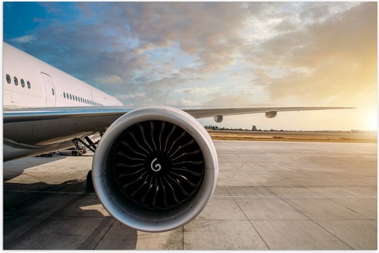 Poster Glanzend – Motor van Wit Vliegtuig op Vliegveld - 60x40 cm Foto op Posterpapier met Glanzende Afwerking