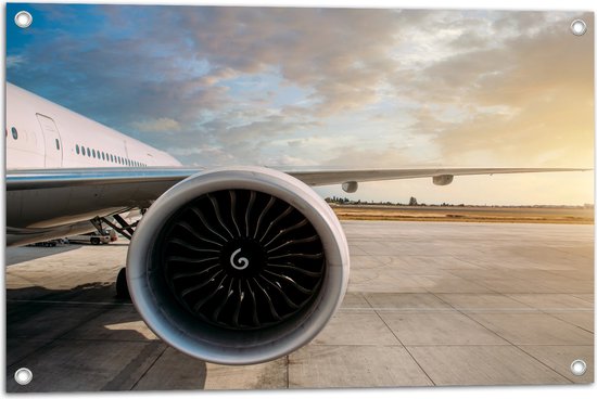 Tuinposter – Motor van Wit Vliegtuig op Vliegveld - 75x50 cm Foto op Tuinposter (wanddecoratie voor buiten en binnen)