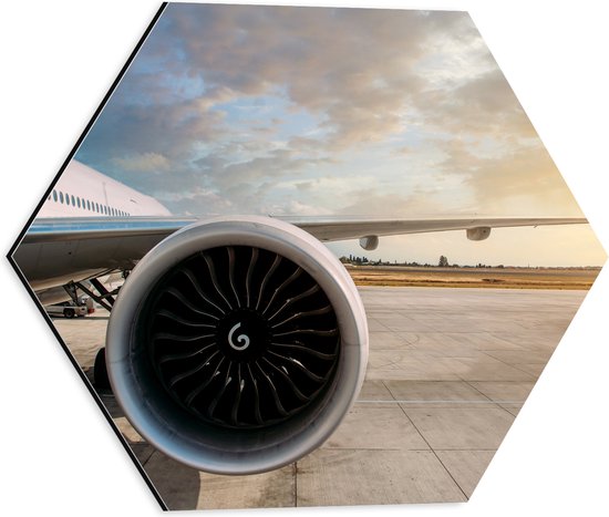 Dibond Hexagon - Motor van Wit Vliegtuig op Vliegveld - 40x34.8 cm Foto op Hexagon (Met Ophangsysteem)