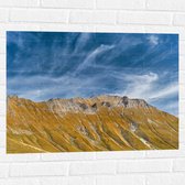 Muursticker - Schapen Wolken boven Stijle Berg - 80x60 cm Foto op Muursticker