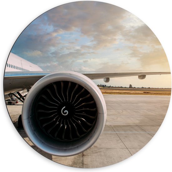 Dibond Muurcirkel - Motor van Wit Vliegtuig op Vliegveld - 60x60 cm Foto op Aluminium Muurcirkel (met ophangsysteem)