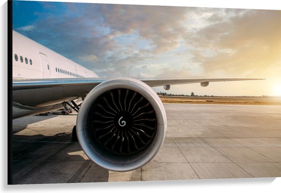 Canvas - Motor van Wit Vliegtuig op Vliegveld - 120x80 cm Foto op Canvas Schilderij (Wanddecoratie op Canvas)