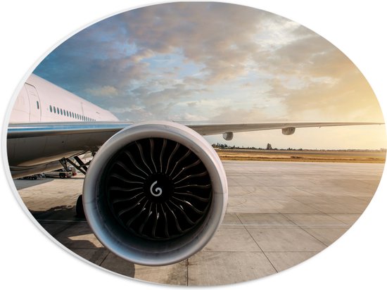 PVC Schuimplaat Ovaal - Motor van Wit Vliegtuig op Vliegveld - 28x21 cm Foto op Ovaal (Met Ophangsysteem)