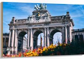 WallClassics - Hout - Monument in Brussel met Bloemen - 120x80 cm - 9 mm dik - Foto op Hout (Met Ophangsysteem)