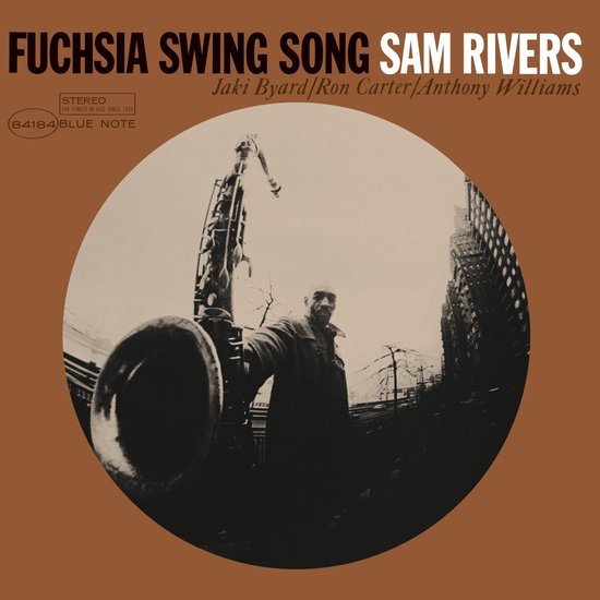 Albumcover 'Fuchsia Swing Song' van Sam Rivers. Een saxofonist met een saxofoon voor een stadsgezicht.