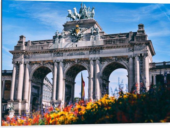 WallClassics - Dibond - Monument in Brussel met Bloemen - 80x60 cm Foto op Aluminium (Wanddecoratie van metaal)