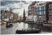 WallClassics - Vlag - Bootjes in de Grachten van Amsterdam - 105x70 cm Foto op Polyester Vlag