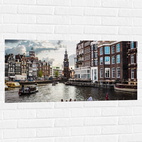 WallClassics - Muursticker - Bootjes in de Grachten van Amsterdam - 100x50 cm Foto op Muursticker