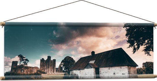 WallClassics - Textielposter - Oude Schuur onder Roze Lucht - 120x40 cm Foto op Textiel