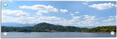Tuinposter – Schapenwolken boven Groene Bergen aan het Water - 60x20 cm Foto op Tuinposter (wanddecoratie voor buiten en binnen)