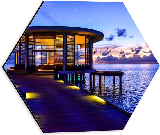 Dibond Hexagon - Resort - op het Water in de Malediven - 30x26.1 cm Foto op Hexagon (Met Ophangsysteem)