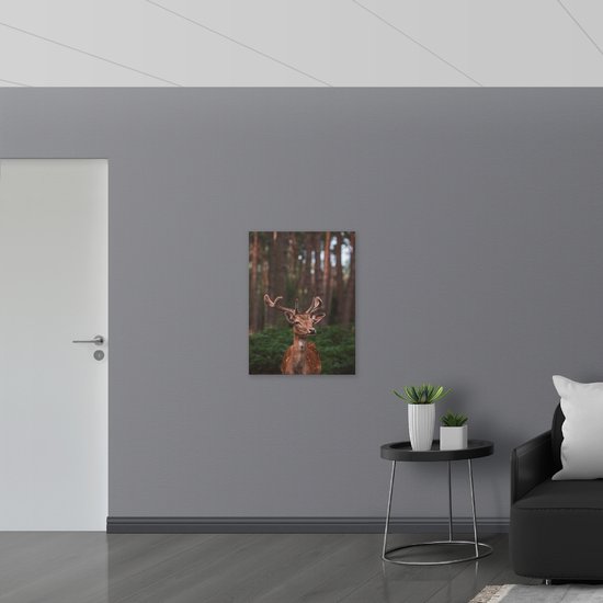 WallClassics - Muursticker - Opzijkijkend Hert in Groen Bos - 60x80 cm Foto op Muursticker
