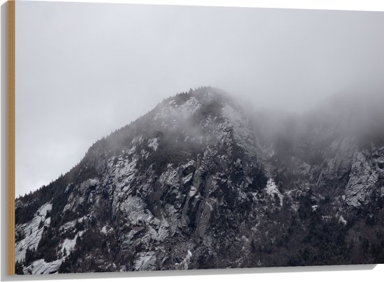 Hout - Hoge Berg met Bomen tussen de Mist - 100x75 cm - 9 mm dik - Foto op Hout (Met Ophangsysteem)