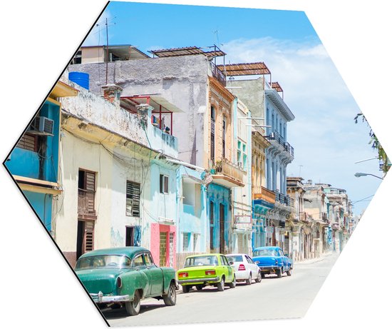 Dibond Hexagon - Gekleurde Geparkeerde Auto's in Kleurrijke Straat - Cuba - 70x60.9 cm Foto op Hexagon (Met Ophangsysteem)
