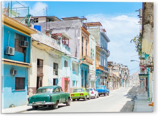 Acrylglas - Gekleurde Geparkeerde Auto's in Kleurrijke Straat - Cuba - 40x30 cm Foto op Acrylglas (Met Ophangsysteem)