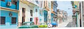 Acrylglas - Gekleurde Geparkeerde Auto's in Kleurrijke Straat - Cuba - 150x50 cm Foto op Acrylglas (Wanddecoratie op Acrylaat)