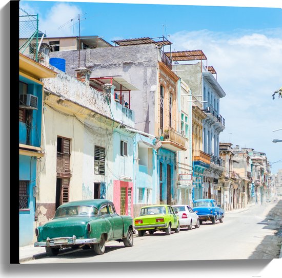 Canvas - Gekleurde Geparkeerde Auto's in Kleurrijke Straat - Cuba - 60x60 cm Foto op Canvas Schilderij (Wanddecoratie op Canvas)
